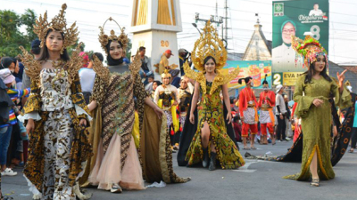 MEMBLUDAK! Karnaval 2023 Tingkat SMA Umum, Kota Cepu Dipenuhi Lautan Manusia