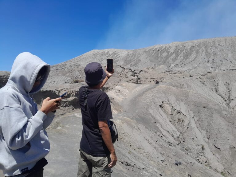 Serunya Menyusuri Pasir Berbisik Bromo, Tertarik Mencobanya?