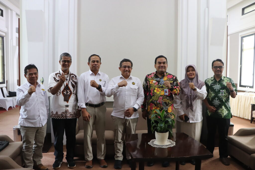 Bupati Blora Arief Rohman foto bersama pejabat KESDM usai FGD Cepu Raya
