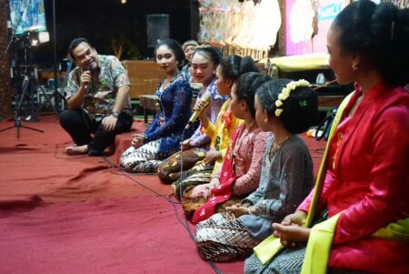 Sinden idol pementasan wayang kulit niken salindry