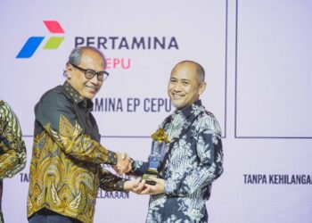 PEPC Raih Penghargaan Subroto Award dari Kementerian ESDM 2 Penghargaan ini diserahkan langsung oleh Direktur Jenderal Migas, Tutuka Ariadji, yang mewakili Menteri ESDM, kepada General Manager Zona 12 PEPC, Merfredi.