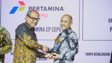 Penghargaan ini diserahkan langsung oleh Direktur Jenderal Migas, Tutuka Ariadji, yang mewakili Menteri ESDM, kepada General Manager Zona 12 PEPC, Merfredi.