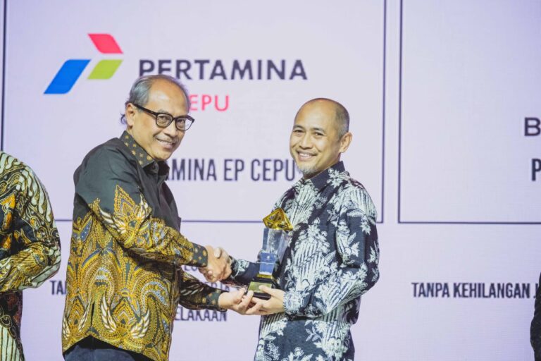 Penghargaan ini diserahkan langsung oleh Direktur Jenderal Migas, Tutuka Ariadji, yang mewakili Menteri ESDM, kepada General Manager Zona 12 PEPC, Merfredi.