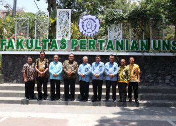 Blora Menjajaki Kerjasama Dengan UNS Solo untuk Mewujudkan Kabupaten Organik 3 Bupati Blora saat foto bersama jajaran UNS Solo