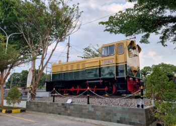 lokomotif tua stasiun solo balapan