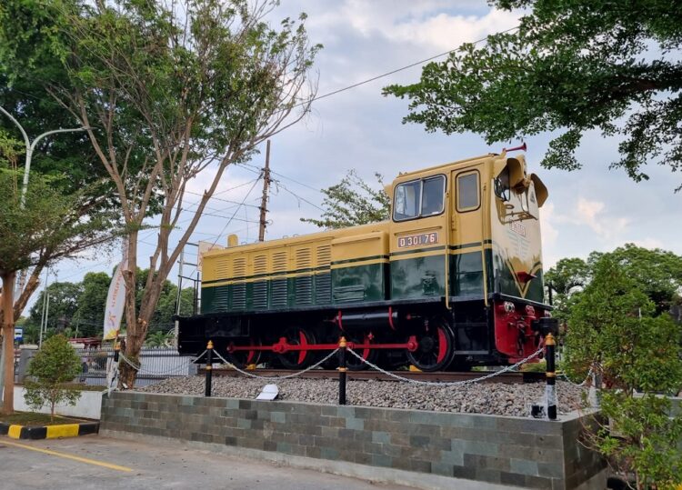 lokomotif tua stasiun solo balapan