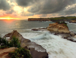5 Wisata Pantai Eksotis di Jawa Timur Tak Kalah Indah dari Hawai