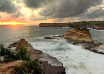 5 Wisata Pantai Eksotis di Jawa Timur Tak Kalah Indah dari Hawai