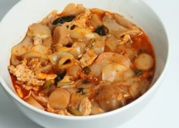 Wanita, Makan Pedas dan Seblak di Pinggir Jalan