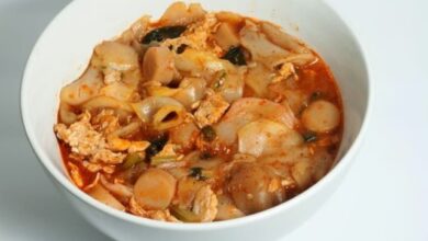 Wanita, Makan Pedas dan Seblak di Pinggir Jalan