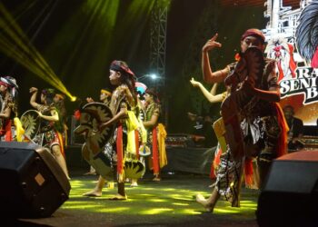 Ribuan Penonton Memeriahkan Hari Jadi Blora dengan Rampak Seni Barongan di Cepu