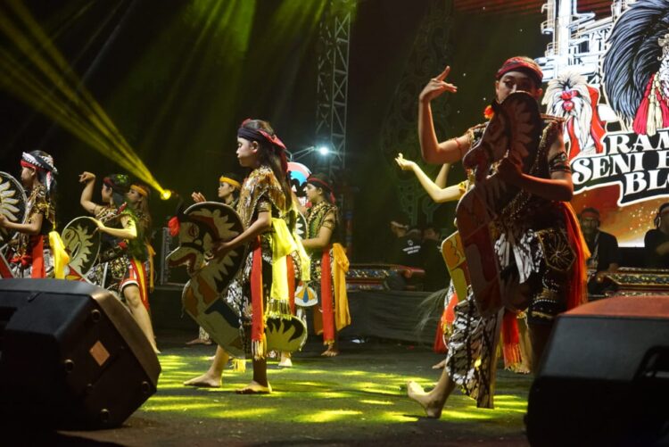 Ribuan Penonton Memeriahkan Hari Jadi Blora dengan Rampak Seni Barongan di Cepu