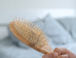 Cara Mudah Membersihkan Sisir Rambut dari Minyak dan Ketombe