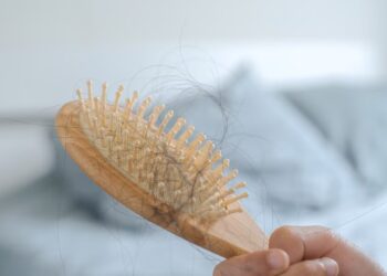 Cara Mudah Membersihkan Sisir Rambut dari Minyak dan Ketombe