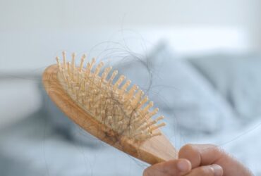 Cara Mudah Membersihkan Sisir Rambut dari Minyak dan Ketombe