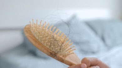 Cara Mudah Membersihkan Sisir Rambut dari Minyak dan Ketombe