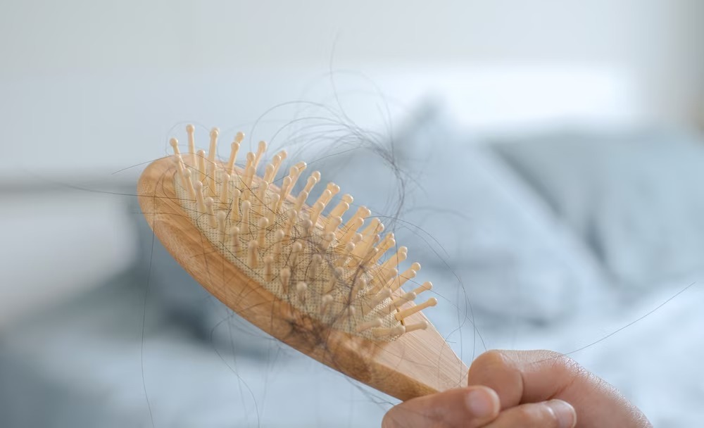 Cara Mudah Membersihkan Sisir Rambut dari Minyak dan Ketombe