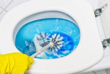 Cara Ampuh Membersihkan Lubang Kloset yang Berkerak Menjadi Kinclong Hanya dengan 2 Bahan