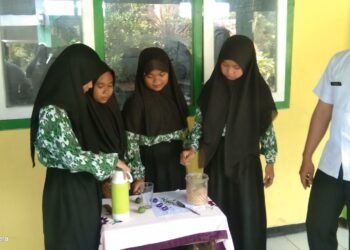 SDN Gadon Ubah Bunga Telang Jadi Minuman Ajaib, Bisa Atasi Stres dan Bikin Sehat