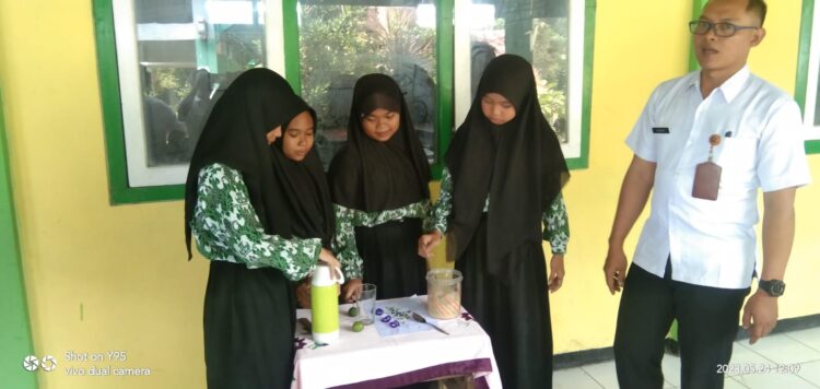 SDN Gadon Ubah Bunga Telang Jadi Minuman Ajaib, Bisa Atasi Stres dan Bikin Sehat