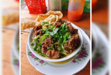 Kuliner Cepu, Mie Ayam Mbah Ngawan Menawarkan Sensasi Menikmati Mie Ayam dengan Pemandangan Sungai Bengawan Solo