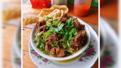 Kuliner Cepu, Mie Ayam Mbah Ngawan Menawarkan Sensasi Menikmati Mie Ayam dengan Pemandangan Sungai Bengawan Solo