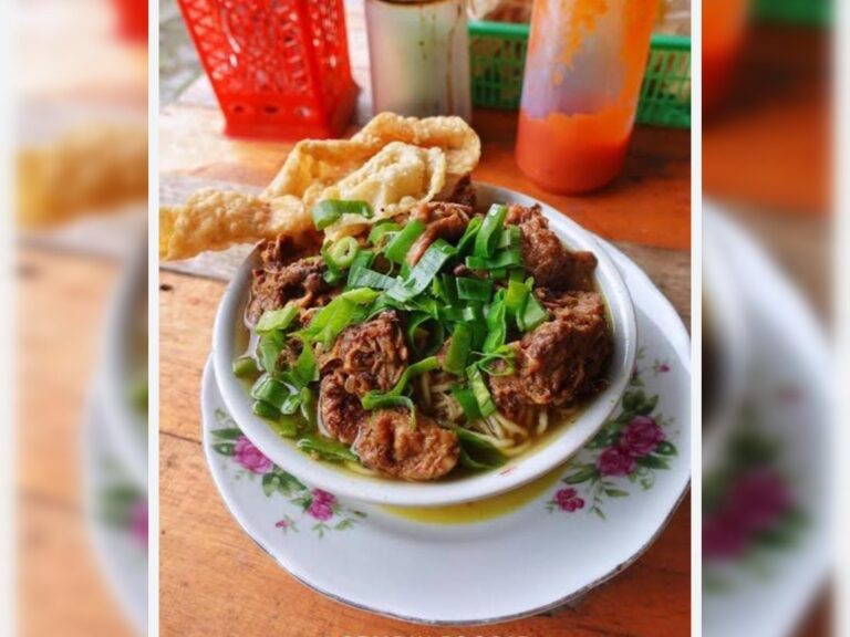 Kuliner Cepu, Mie Ayam Mbah Ngawan Menawarkan Sensasi Menikmati Mie Ayam dengan Pemandangan Sungai Bengawan Solo