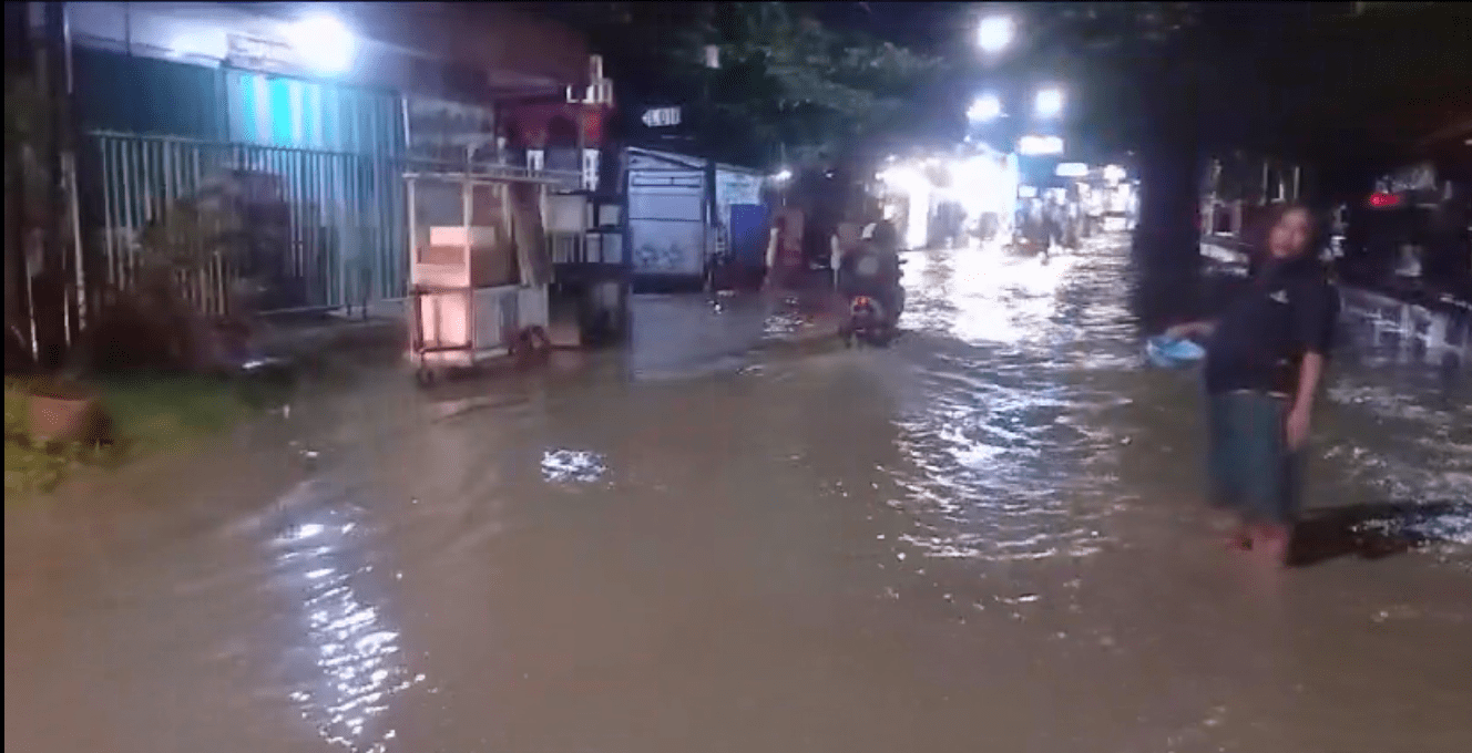 Banjir di Cepu, Jembatan Ambrol, Tembok Jebol, Dua Bayi Diungsikan