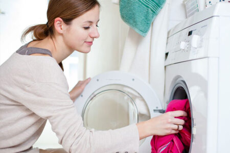 7 Langkah Mudah Mencuci Selimut di Mesin Cuci Seperti Habis dari Laundry