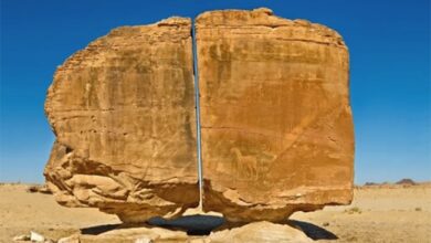 Fenomena Batu Al Naslaa yang Terbelah Sempurna di Arab Saudi