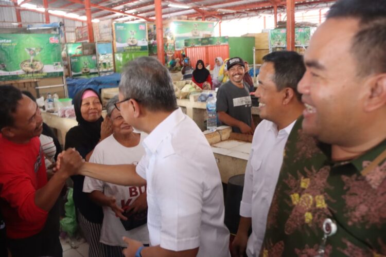 Menteri Perdagangan Zulkifli Hasan Pantau Harga Kebutuhan Pokok di Pasar Rakyat Cepu Induk