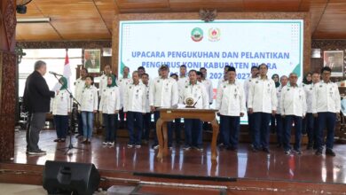 KABARCEPU.ID - Setiyono resmi dilantik sebagai Ketua KONI Blora masa bakti 2023-2027 oleh Ketua KONI Jawa Tengah Bona Ventura Sulistiana, di Pendopo Kabupaten Blora, Kamis 11 Januari 2024.