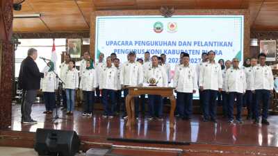 KABARCEPU.ID - Setiyono resmi dilantik sebagai Ketua KONI Blora masa bakti 2023-2027 oleh Ketua KONI Jawa Tengah Bona Ventura Sulistiana, di Pendopo Kabupaten Blora, Kamis 11 Januari 2024.