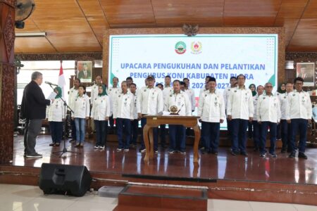 KABARCEPU.ID - Setiyono resmi dilantik sebagai Ketua KONI Blora masa bakti 2023-2027 oleh Ketua KONI Jawa Tengah Bona Ventura Sulistiana, di Pendopo Kabupaten Blora, Kamis 11 Januari 2024.