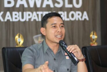Menjelang Kunjungan Presiden, Bawaslu Blora Ribuan APK