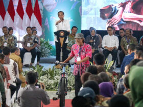 2 Warga Blora mendapat hadiah sepeda dari Presiden Jokowi