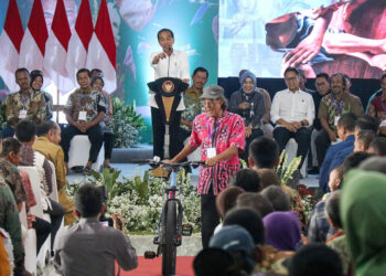 2 Warga Blora mendapat hadiah sepeda dari Presiden Jokowi
