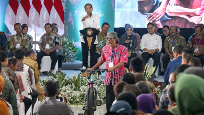 2 Warga Blora mendapat hadiah sepeda dari Presiden Jokowi