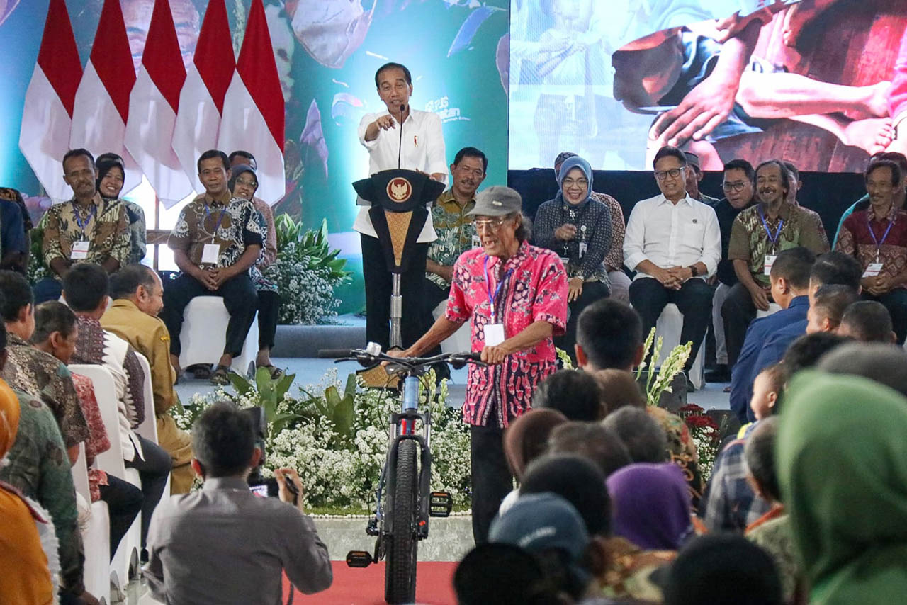 2 Warga Blora mendapat hadiah sepeda dari Presiden Jokowi