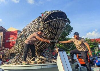 Ada yang Unik! Ribuang Knalpot Brong Dirubah Menjadi Patung Ikan Bandeng 4 Ada yang Unik! Ribuang Knalpot Brong Dirubah Menjadi Patung Ikan Bandeng