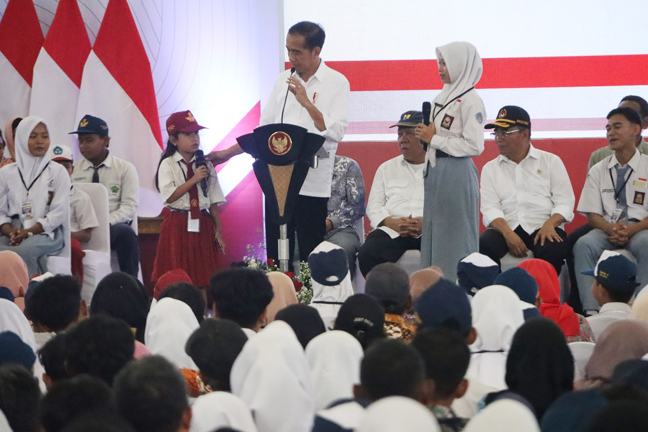 Presiden Jokowi bagikan bantuan PIP 2024 kepada pelajar tingkat SD, SMP dan SMA di Blora