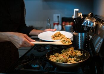 Ibu Tiidak Perlu Lagi Masak  Terlalu Lama! Ini Cara Memasak Nasi Goreng Dalam 15 Menit