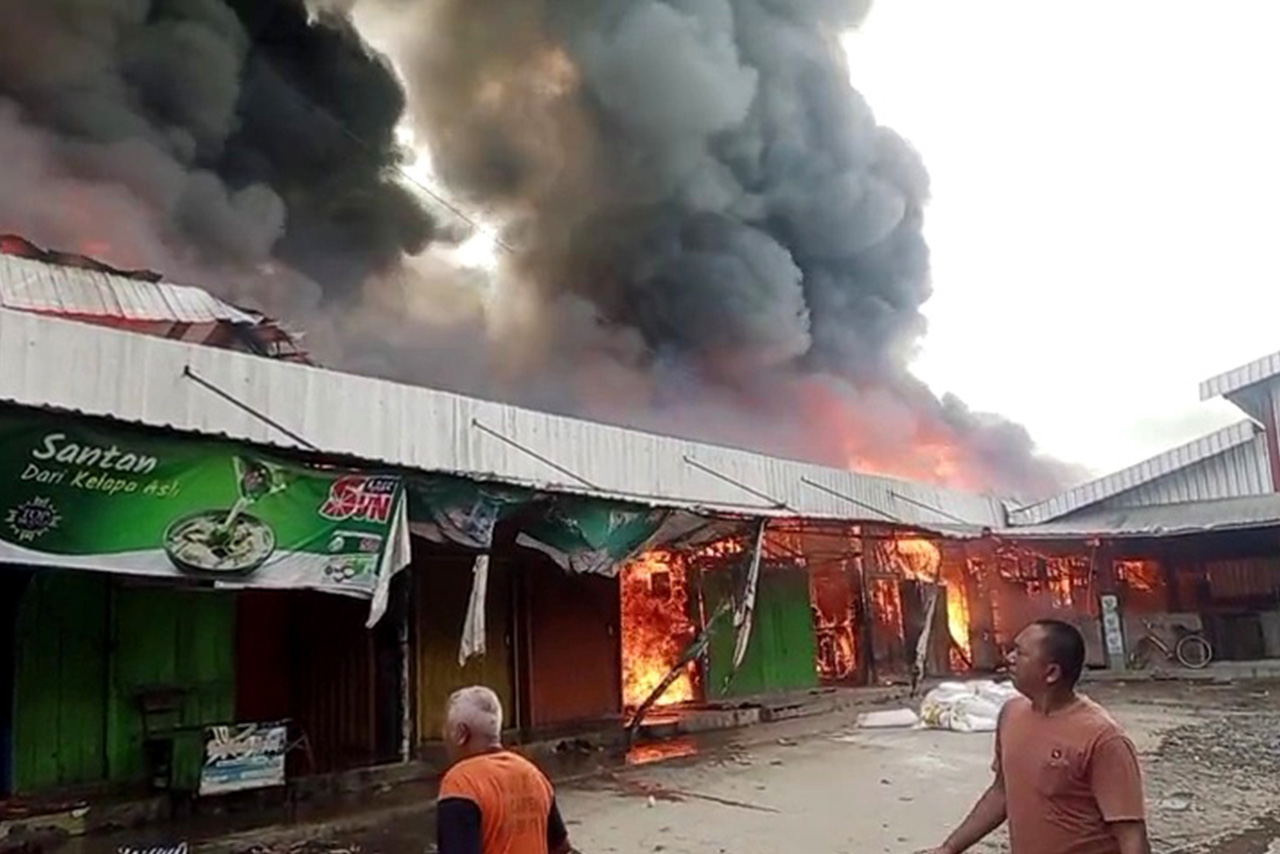 Ratusan Kios di Pasar Ngawen Kabupaten Blora Terbakar
