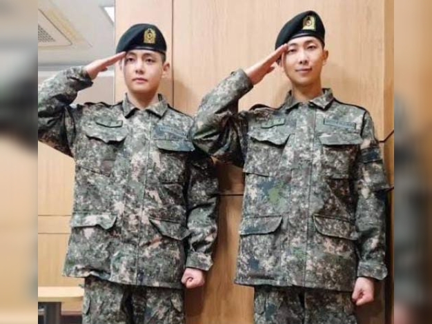 RM dan V BTS Raih Penghargaan sebagai Trainee Elit dalam Upacara Kelulusan Pelatihan Militer