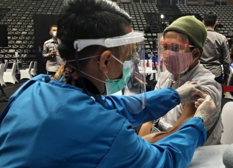 Siapa yang Akan Membayar untuk Vaksin COVID-19 Mulai Tahun 2024?