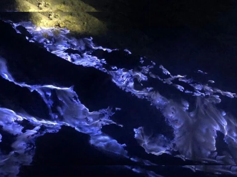 Keindahan Gunung Ijen, Menaklukkan Puncak dan Menyaksikan Fenomena Blue Fire yang Spektakuler