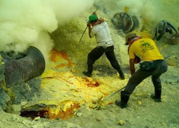 Buruh Kawah Ijen dan Kisah di Balik Keindahan Gunung Ijen