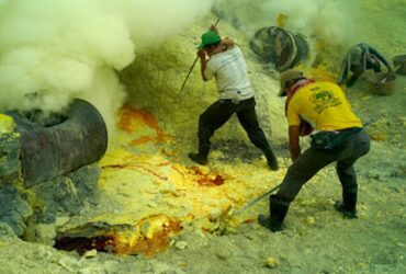 Buruh Kawah Ijen dan Kisah di Balik Keindahan Gunung Ijen