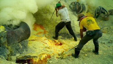 Buruh Kawah Ijen dan Kisah di Balik Keindahan Gunung Ijen