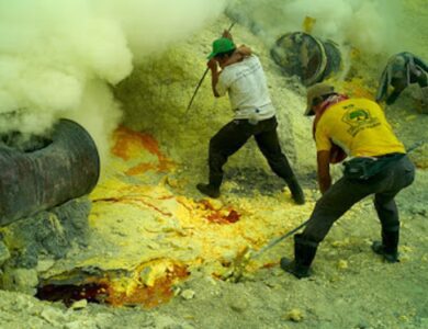 Buruh Kawah Ijen dan Kisah di Balik Keindahan Gunung Ijen